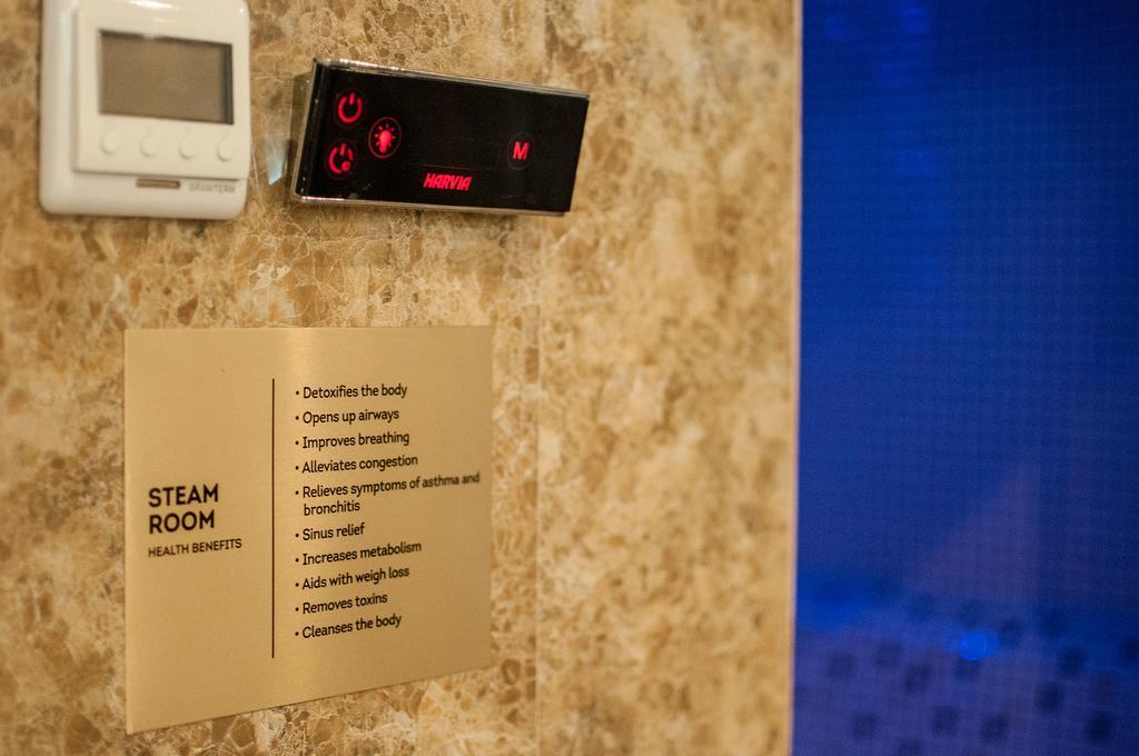 Gardenia Hotel & Spa Veles Exterior foto A steam shower control panel